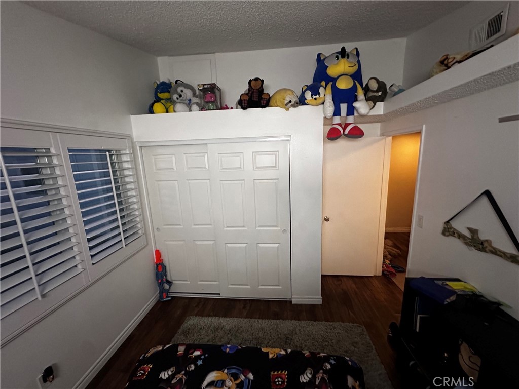 https://media.crmls.org/medias/215e6971-0f56-4ea1-8bed-669bfd64ae89.jpg?preset=X-Large