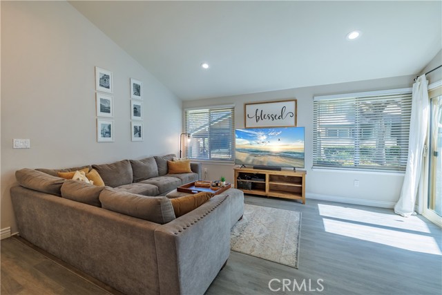 Detail Gallery Image 8 of 53 For 1422 Camelot Dr, Corona,  CA 92882 - 2 Beds | 1/1 Baths