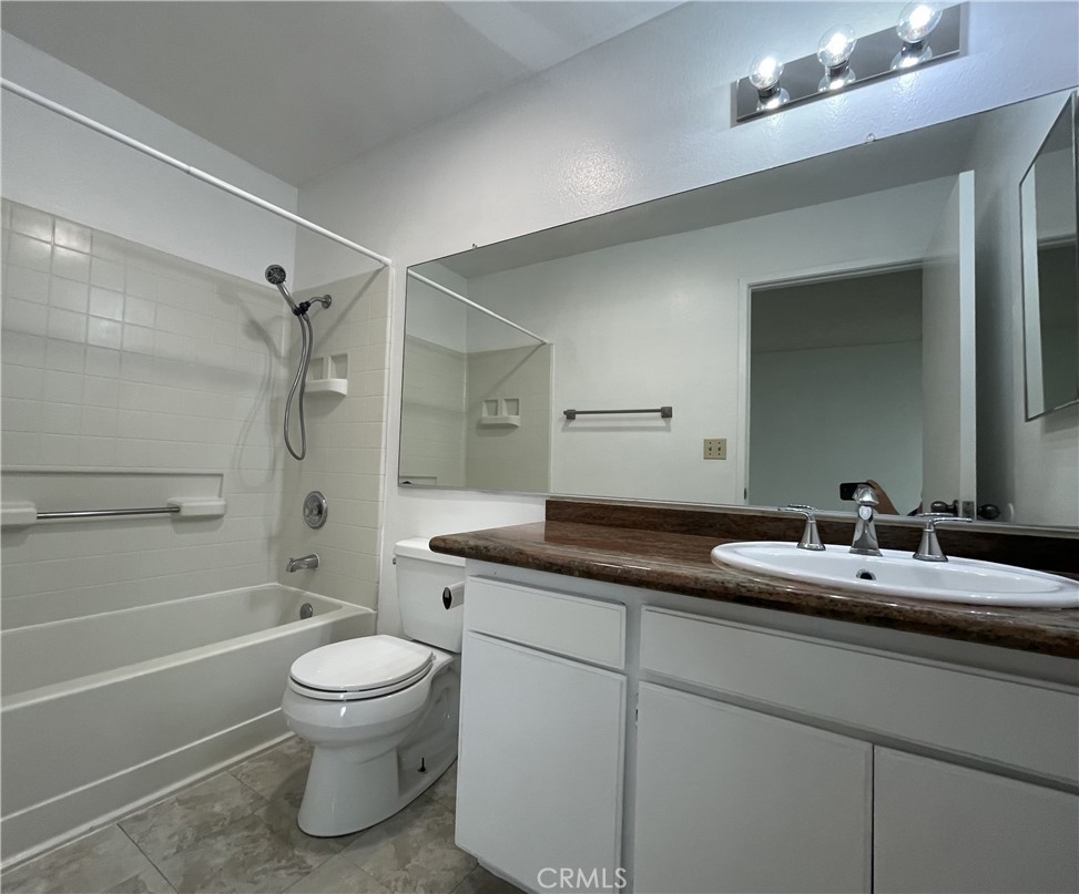 https://media.crmls.org/medias/2162c4e2-7b80-4e4d-b786-7dc6a55ae617.jpg?preset=X-Large
