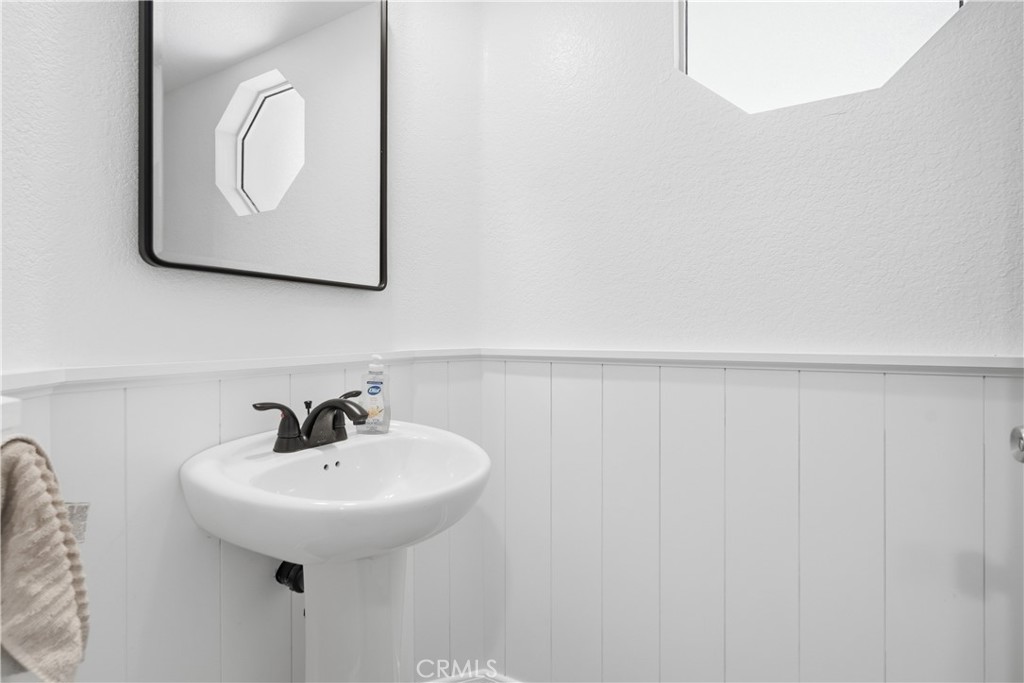 https://media.crmls.org/medias/21639607-978b-4364-baff-81d73ab796e5.jpg?preset=X-Large