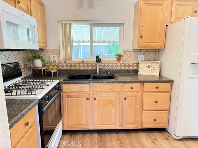 Detail Gallery Image 14 of 33 For 15940 Stoddard Wells Rd #81,  Victorville,  CA 92395 - 2 Beds | 2 Baths