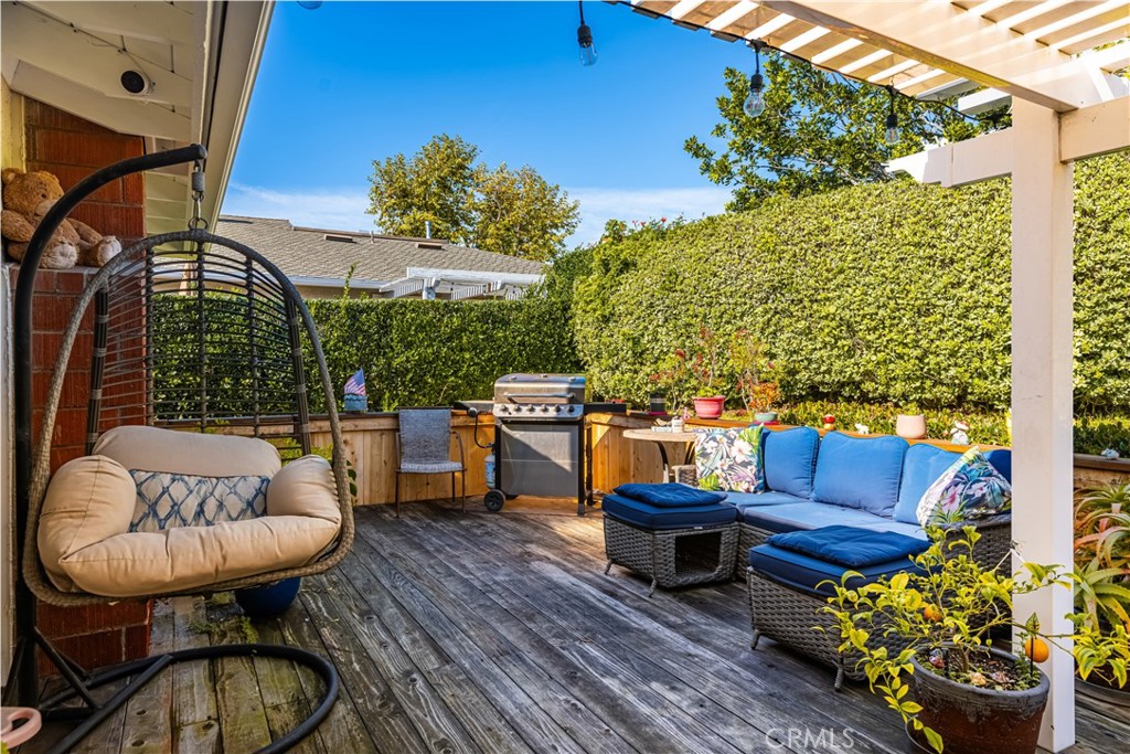 https://media.crmls.org/medias/2165e410-ca16-4c8a-9fb8-f5b118a71273.jpg?preset=X-Large