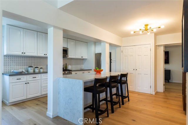 22253 Del Valle Street, Woodland Hills CA: https://media.crmls.org/medias/216678fb-b900-42bc-af17-d5ecb69b6f23.jpg