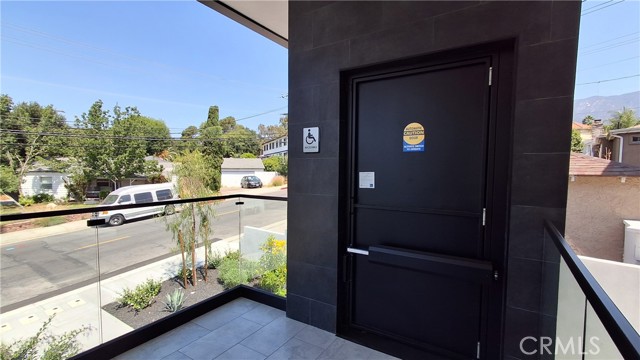 4036 Rosemont Avenue, Montrose CA: https://media.crmls.org/medias/21683f6d-9638-4ce0-a8e0-8f8304091b19.jpg