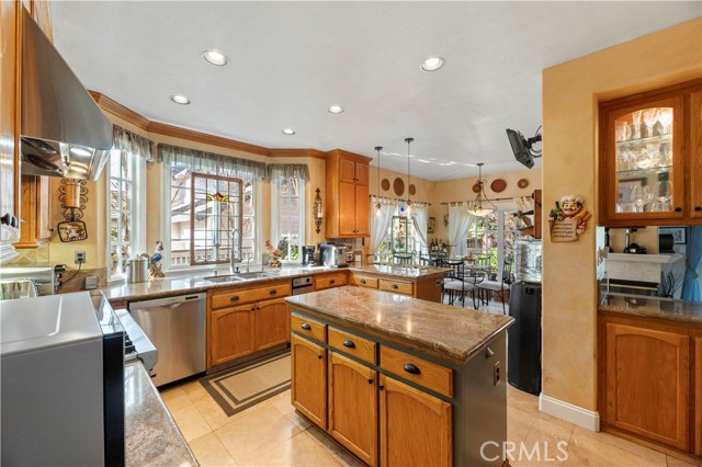 Detail Gallery Image 22 of 47 For 1811 Maiden Ln, Petaluma,  CA 94954 - 5 Beds | 3 Baths