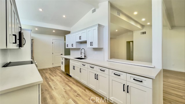 Detail Gallery Image 8 of 31 For 8742 Quakertown Ave, Northridge,  CA 91324 - 4 Beds | 2 Baths