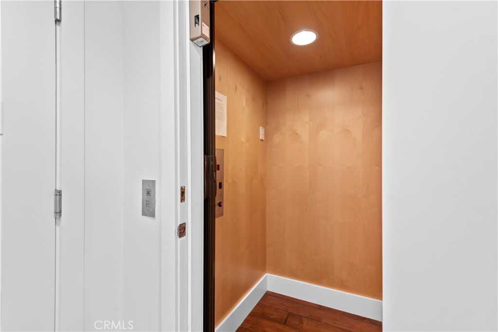 https://media.crmls.org/medias/21705d2c-7d80-4f94-b4e1-830f1e53f711.jpg?preset=X-Large