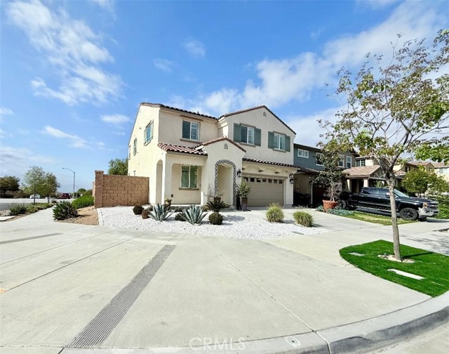 Detail Gallery Image 2 of 5 For 16977 Red Tail, Fontana,  CA 92336 - 4 Beds | 2/1 Baths