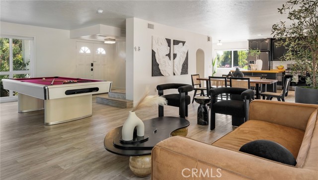 Detail Gallery Image 3 of 10 For 23413 Oxnard St, Woodland Hills,  CA 91367 - 4 Beds | 3 Baths