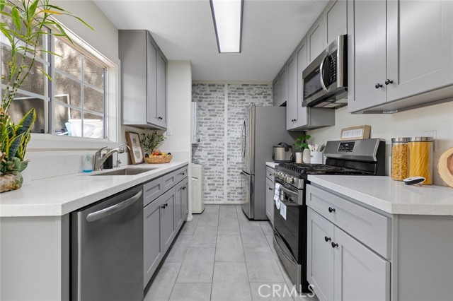 8482 Benjamin Drive, Huntington Beach CA: https://media.crmls.org/medias/2174c864-8a98-4179-bcea-b35f83abf6c2.jpg