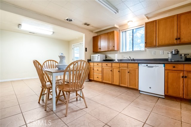 18701 Lort Drive, Visalia CA: https://media.crmls.org/medias/2175b89c-8a37-4bf3-b8af-859237106166.jpg