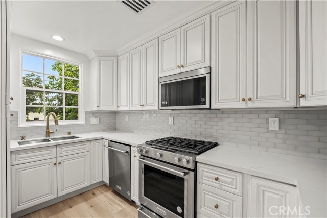 620 E Elmwood Avenue, Burbank CA: https://media.crmls.org/medias/2176fa85-a89f-44b1-b54a-52ab27028c78.jpg