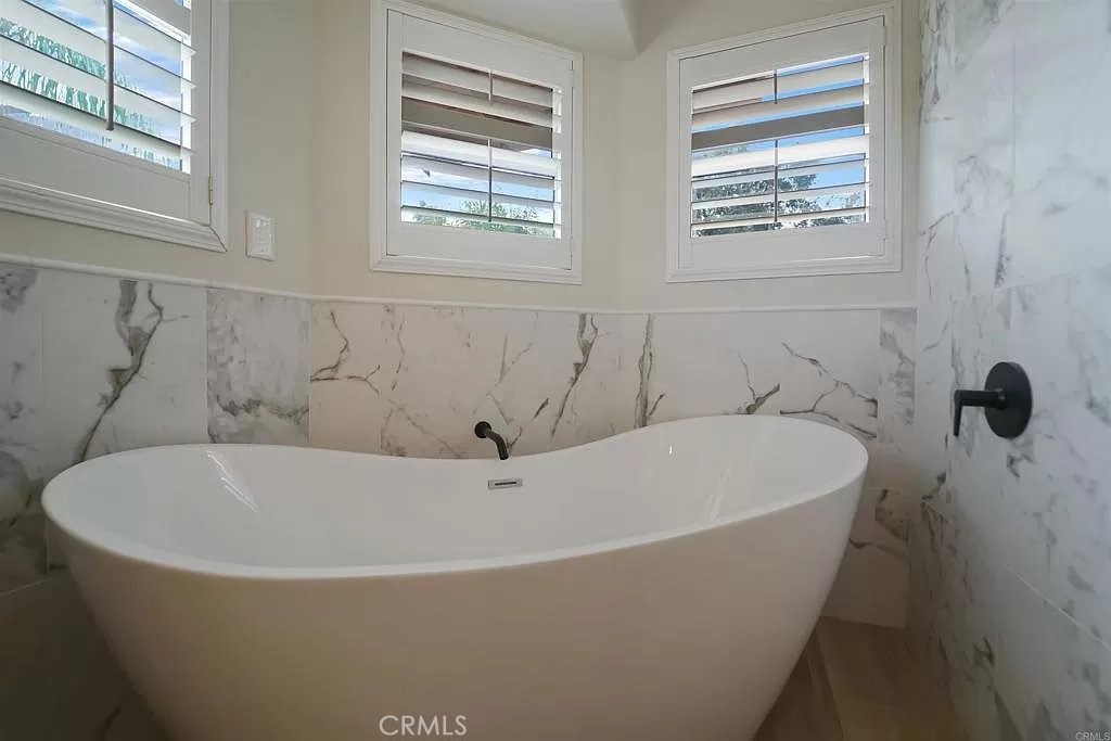 https://media.crmls.org/medias/217ec89b-82bd-43ce-8938-c53cd7e46a17.jpg?preset=X-Large