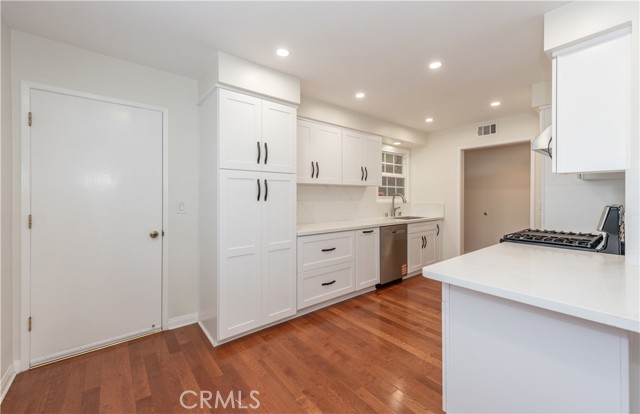 Detail Gallery Image 7 of 22 For 1207 Sycamore, Fullerton,  CA 92831 - 3 Beds | 2 Baths