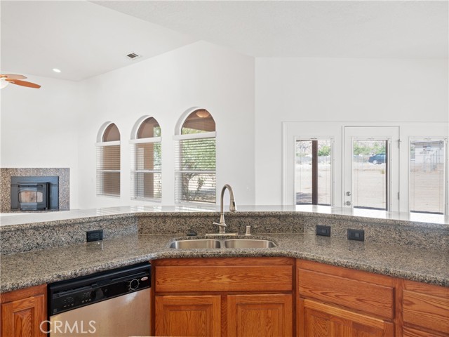 Detail Gallery Image 18 of 38 For 15185 Laguna Seca Dr, Apple Valley,  CA 92307 - 4 Beds | 3 Baths