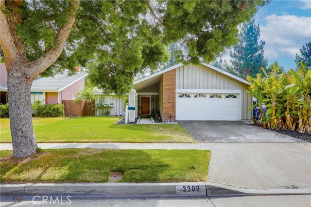 3209 S Center Street, Santa Ana CA: https://media.crmls.org/medias/21858df7-a15d-4897-8c5c-e7bc84325de3.jpg