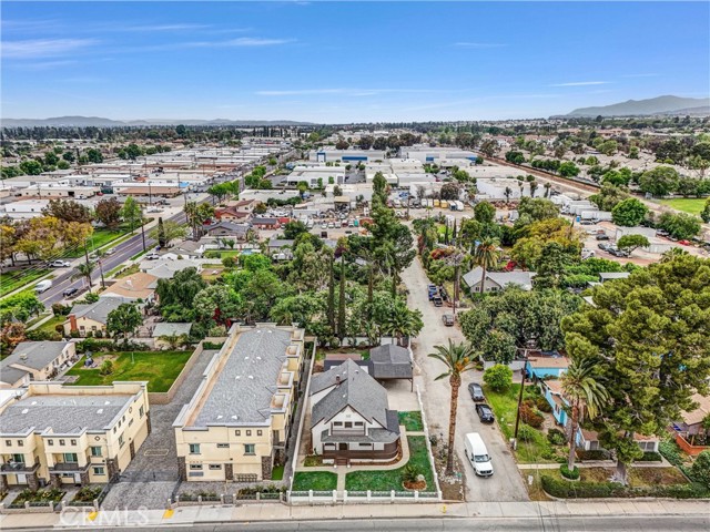 239 N San Antonio Avenue, Upland CA: https://media.crmls.org/medias/21862bbc-93b2-446a-afa7-0cd9983cab84.jpg