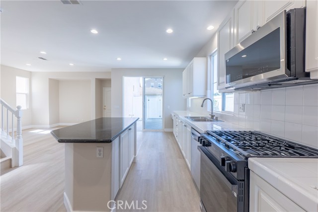 Detail Gallery Image 9 of 38 For 165 Kensington Park, Irvine,  CA 92606 - 4 Beds | 3/1 Baths