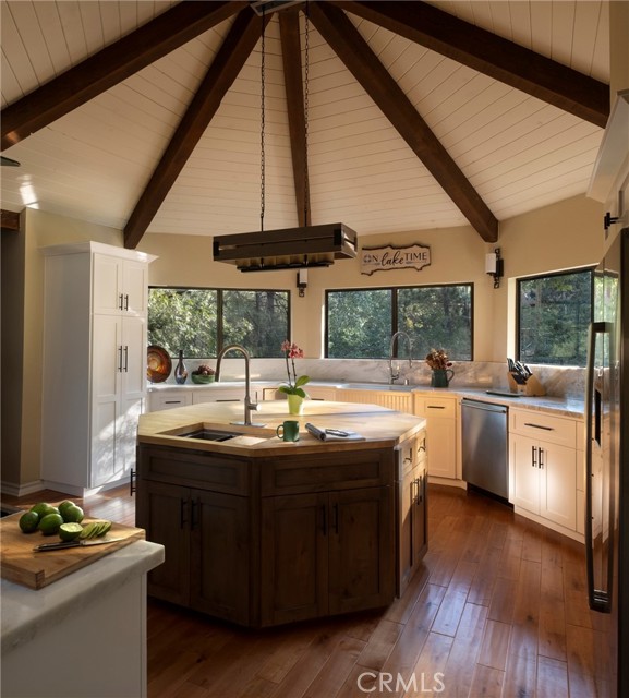 Detail Gallery Image 10 of 38 For 28982 N Shore Rd, Lake Arrowhead,  CA 92352 - 4 Beds | 5 Baths