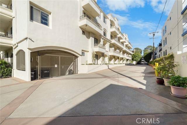 Detail Gallery Image 21 of 23 For 453 S Barrington, Los Angeles,  CA 90049 - 2 Beds | 3 Baths