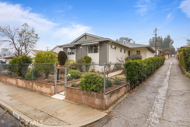 Detail Gallery Image 13 of 20 For 10602 Helendale Ave, Tujunga,  CA 91042 - 3 Beds | 2 Baths