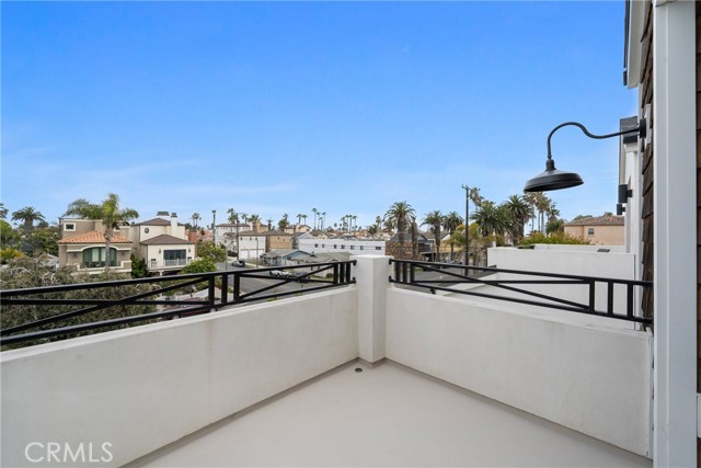 303 12th Street, Huntington Beach CA: https://media.crmls.org/medias/21949cb5-b724-459a-b8d0-bf4c6e971aea.jpg