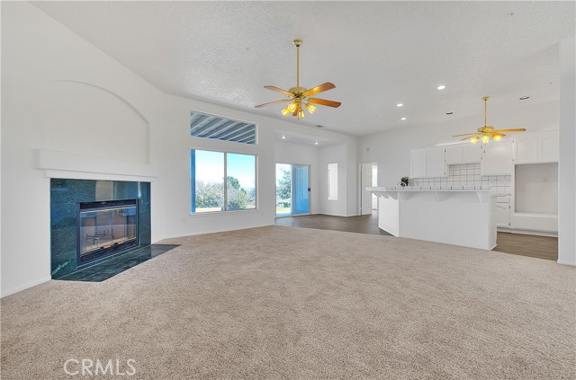 Detail Gallery Image 6 of 32 For 10722 Rodeo Rd, Oak Hills,  CA 92344 - 5 Beds | 2/1 Baths