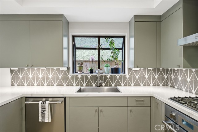 Detail Gallery Image 18 of 47 For 220 Detroit Ave, Huntington Beach,  CA 92648 - 3 Beds | 2/1 Baths