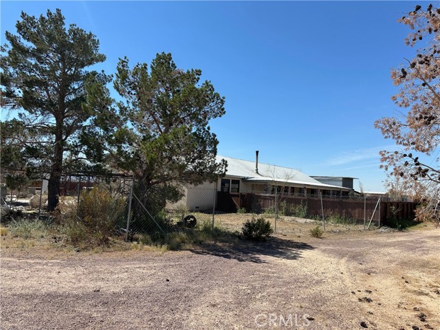Detail Gallery Image 6 of 23 For 46363 Valley Center a, B,  Newberry Springs,  CA 92365 - 5 Beds | 3 Baths