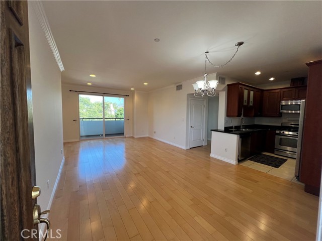 Detail Gallery Image 1 of 12 For 630 E Olive Ave #301,  Burbank,  CA 91501 - 2 Beds | 2 Baths