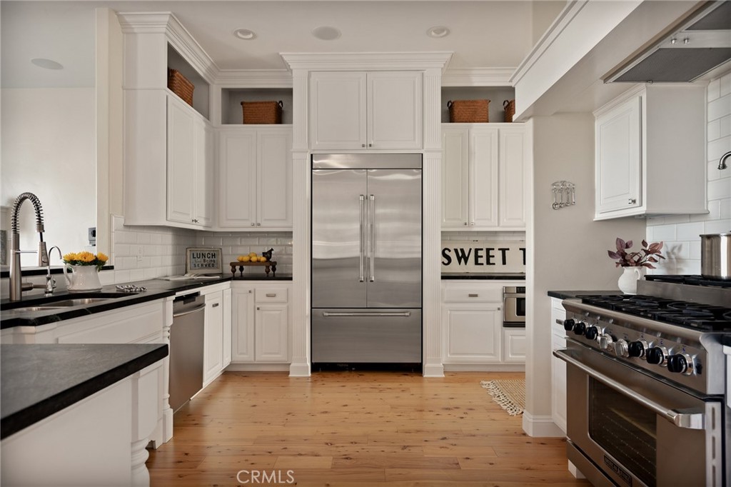 https://media.crmls.org/medias/21a0323f-edc6-4017-b6db-5573e4b8503f.jpg?preset=X-Large