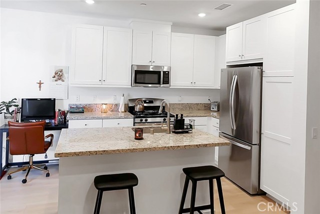 Detail Gallery Image 4 of 25 For 960 N Tangent Privado #303,  Ontario,  CA 91764 - 1 Beds | 1 Baths