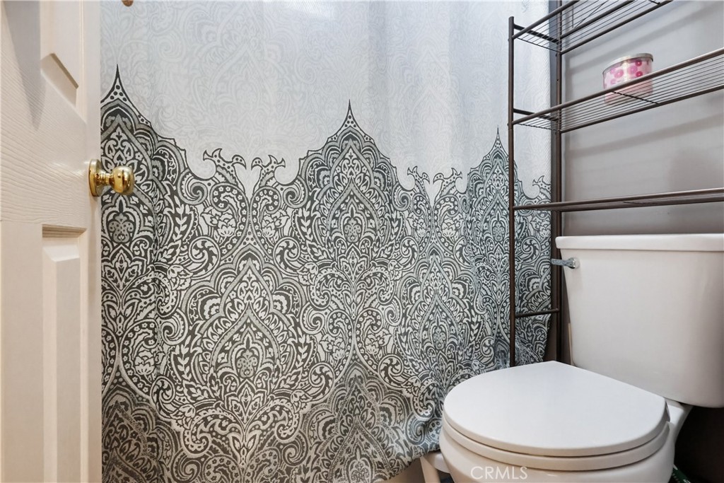 https://media.crmls.org/medias/21a26afc-f711-4555-b8a5-7f01819a0834.jpg?preset=X-Large