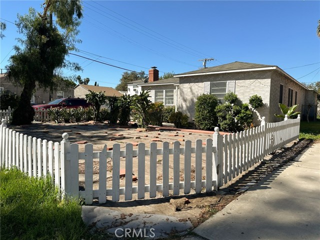Detail Gallery Image 1 of 17 For 5617 Cedros Ave, Van Nuys,  CA 91411 - 4 Beds | 2 Baths
