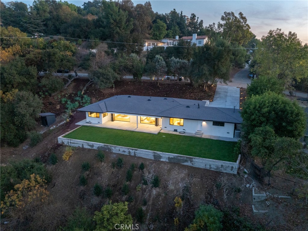 https://media.crmls.org/medias/21a82619-c191-4c62-8e00-e451d20bca84.jpg?preset=X-Large