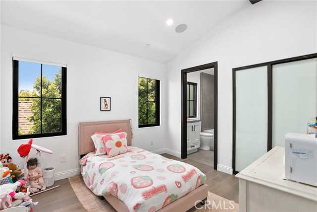535 N Sierra Bonita Avenue, Los Angeles CA: https://media.crmls.org/medias/21a8cfaa-c8bb-4486-9ee4-a64ad88979e7.jpg