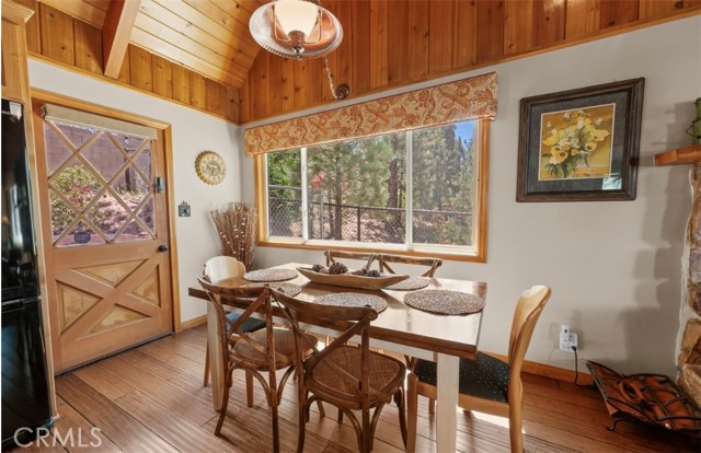 653 Temple Lane, Big Bear Lake CA: https://media.crmls.org/medias/21a8eecc-30c9-4d2c-a39b-4183ae88107d.jpg