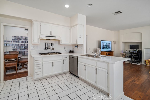 40269 Palmetto Drive, Palmdale CA: https://media.crmls.org/medias/21acbebe-d24b-4a83-b117-330da7a2e6c2.jpg