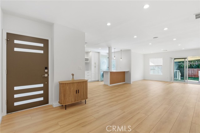 Detail Gallery Image 5 of 17 For 17546 Kittridge, Lake Balboa,  CA 91406 - 3 Beds | 2 Baths