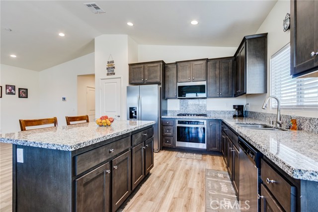 Detail Gallery Image 16 of 43 For 11856 Calenda Ct, Victorville,  CA 92392 - 4 Beds | 3 Baths