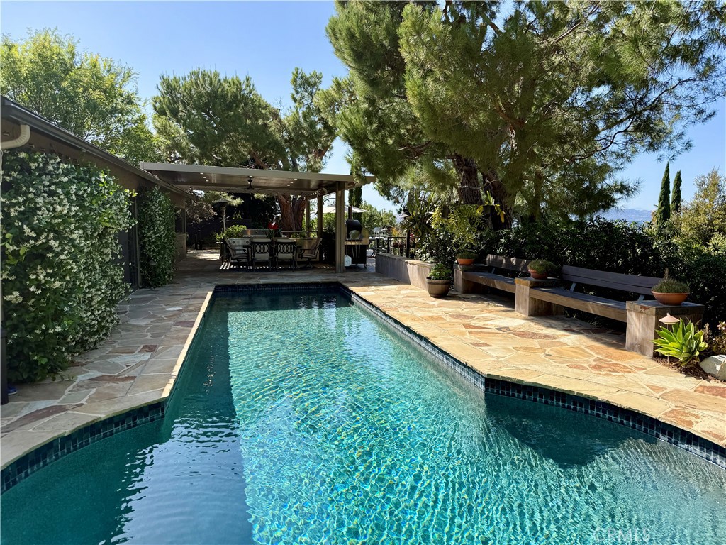 https://media.crmls.org/medias/21b3b527-3d0b-4ba3-a966-6dd274cf20d3.jpg?preset=X-Large
