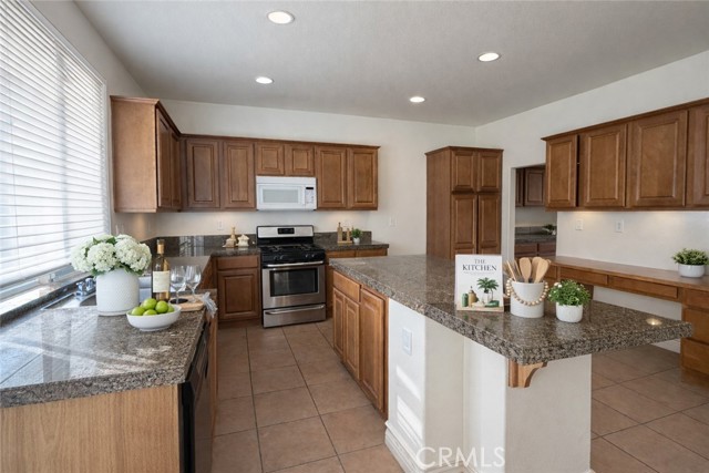 Detail Gallery Image 8 of 28 For 3120 Albret, Lancaster,  CA 93536 - 5 Beds | 4 Baths