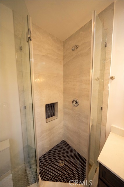 Detail Gallery Image 43 of 74 For 17437 Oak Creek Ct, Encino,  CA 91316 - 5 Beds | 5/1 Baths