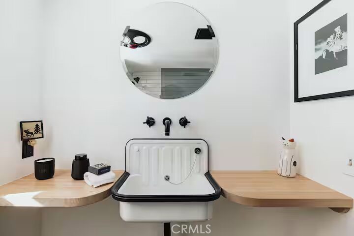 https://media.crmls.org/medias/21b6c0f1-335d-4b90-873a-89fe8412bf37.jpg?preset=X-Large