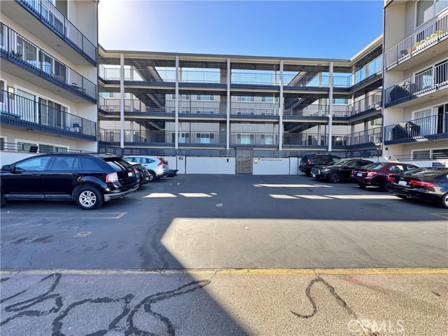 Detail Gallery Image 22 of 24 For 230 S Catalina Ave #107,  Redondo Beach,  CA 90277 - 2 Beds | 2 Baths