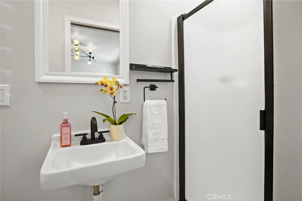 https://media.crmls.org/medias/21b7770b-9e02-47e3-8623-45ad1f23d4ef.jpg?preset=X-Large