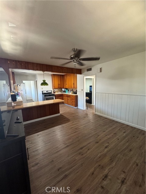 1004 Paloma Street, Bakersfield CA: https://media.crmls.org/medias/21b99956-ae93-4476-826f-ebbfffc4b304.jpg