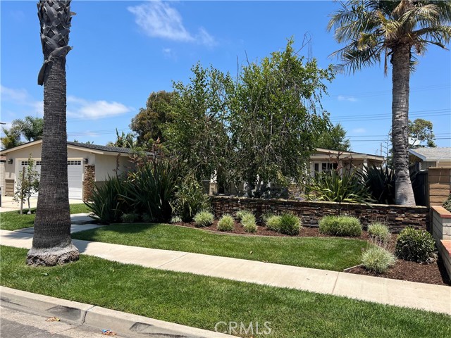 Detail Gallery Image 2 of 26 For 232 Amherst Rd, Costa Mesa,  CA 92626 - 3 Beds | 3 Baths