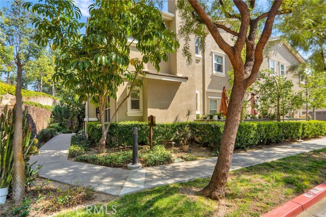 Detail Gallery Image 2 of 38 For 986 Sweetbriar Ln #B,  Azusa,  CA 91702 - 2 Beds | 2 Baths
