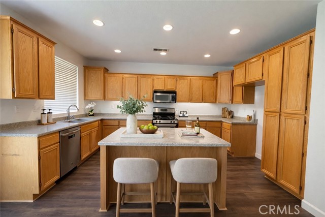 Detail Gallery Image 2 of 21 For 11971 Limestone Ct, Yucaipa,  CA 92399 - 3 Beds | 2/1 Baths